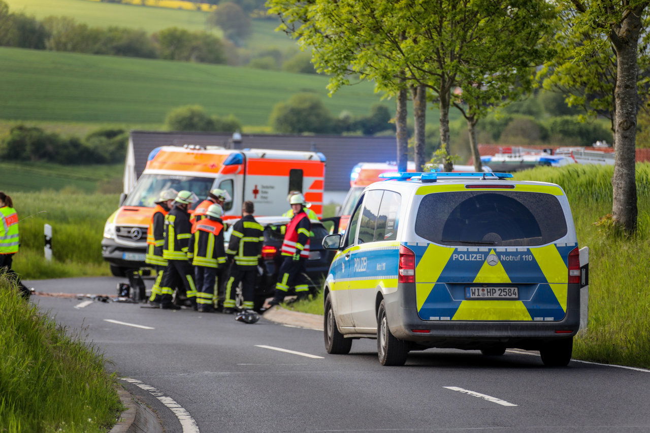 Frontalzusammensto Zwischen H Nhan Und Sargenzell Fahrbahn Voll