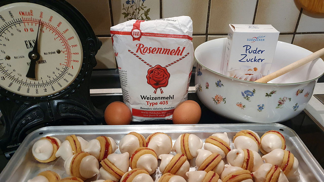 Lieblings-Plätzchen zur Weihnachtszeit: Gefüllte Kekse mit Baiserhaube ...