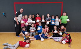 Trainer der HSG Waldhessen bringt Kindern den Handball näher