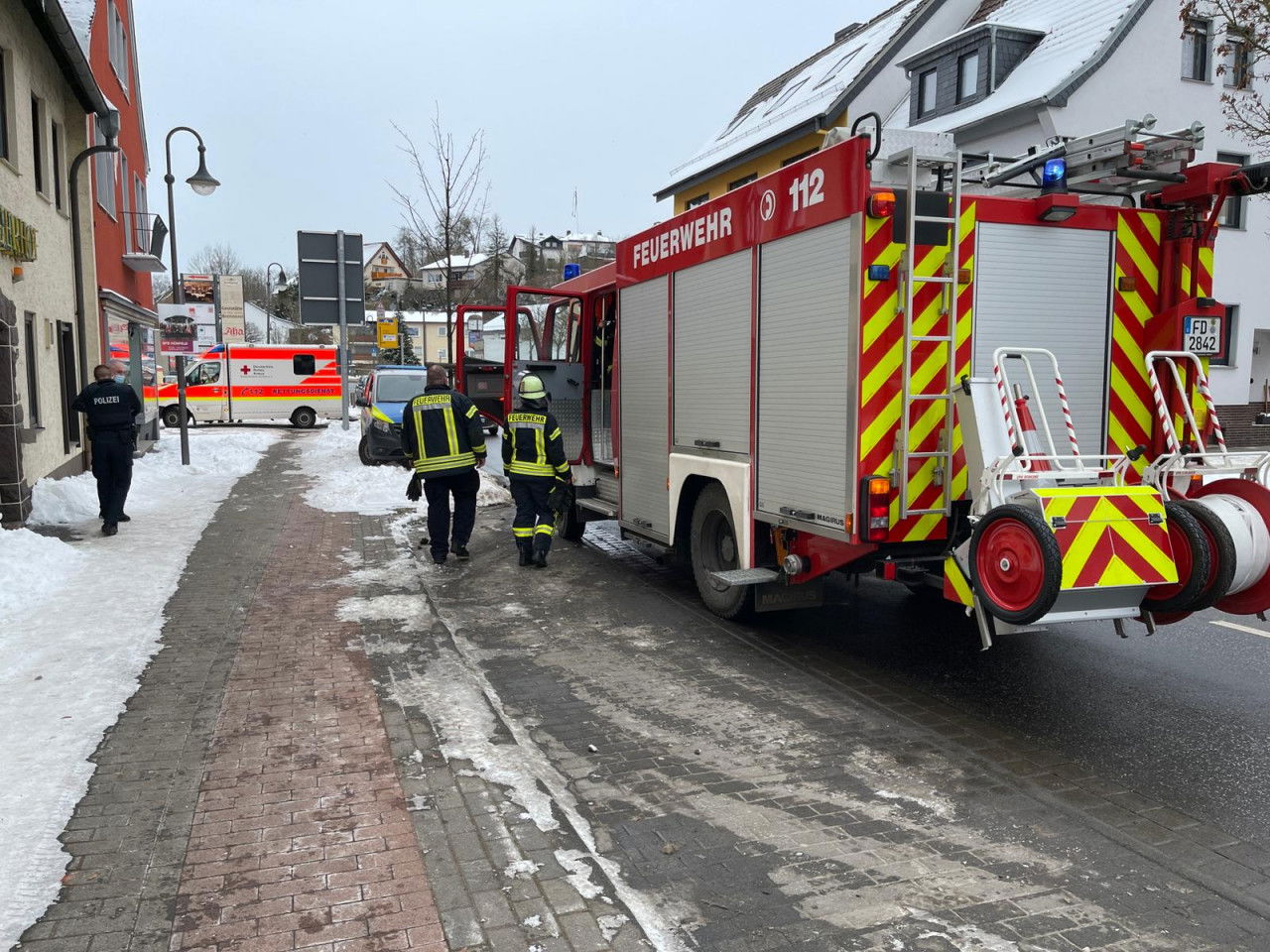 Feuerwehr Und Polizei Im Einsatz: Vermutlich Essen Auf Herd Vergessen ...