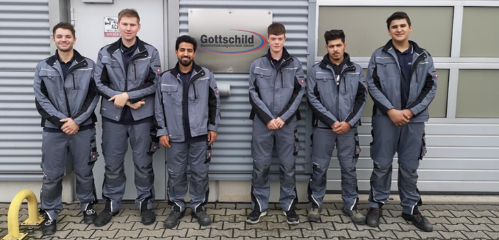 Am 01.08.2021 haben (von links) Herr Benedikt Nieth, Herr Philipp Reith, Herr Ali Maan Al-Daamee, Herr Elias Petry und Herr Gheath Lawah ihre Ausbildung zum „Elektroniker für Betriebstechnik“ begonnen. Zudem absolviert Herr Willelm Wegelin (rechts) sein 1-jähriges FOS-Praktikum (Elektrotechnik).
