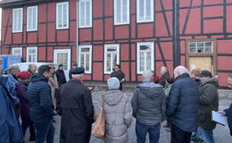 Stadtpolitiker besichtigen das Industrie-Denkmal Zuse-Scheune