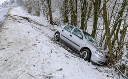 Pkw kommt ins Schleudern und rutscht hangabwärts gegen Baum