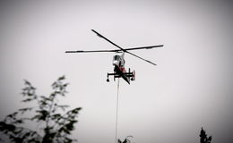 B 83: Gehölzpflege mit Spezial-Hubschrauber aus der Schweiz