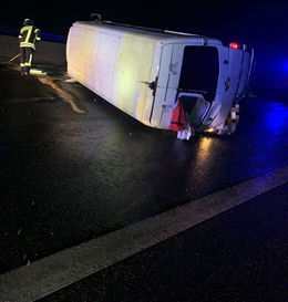 Unfall auf der A 4 bei Hönebach: Kleintransporter kippt um