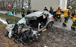 57-Jährige stirbt bei Frontalzusammenstoß mit Lkw