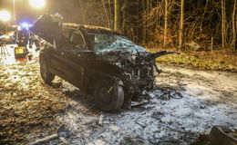 Schwerer Alleinunfall am Sonntagabend: VW-Fahrer prallt frontal gegen Baum