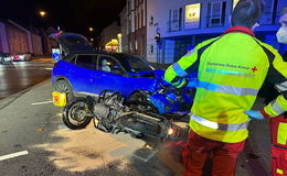 Schwerer Unfall auf der Leipziger Straße - Motorrad prallt gegen Auto