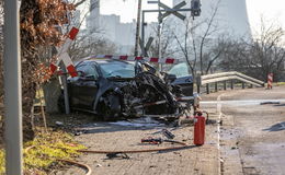 Mercedes von Regionalbahn erfasst - Fahrer schwer verletzt