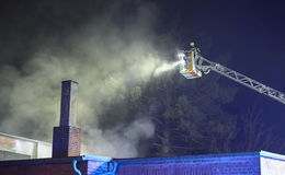 Feuer in Gewerbegebäude führt zu Großeinsatz: Löscharbeiten dauern Stunden