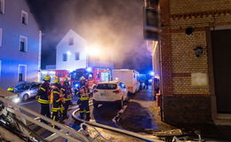 Brand in Shishabar: Flammen schlagen aus einem Lüftungsrohr