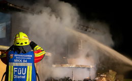 Schwierige Löscharbeiten: Wohnhaus mit Holzfassade in Brand