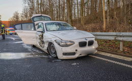 Unfall an der B 275: Zwei Fahrzeuge kollidieren im Kreuzungsbereich