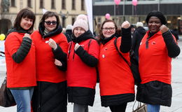 Aktion "One Billion Rising" mit 80 tanzenden Frauen auf dem Uniplatz