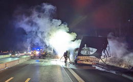 Kleintransporter fängt Feuer in A 7-Baustelle - kilometerlanger Stau