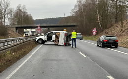 Anhänger gekippt: Unfall auf der B 27 brachte den Verkehr zum Erlahmen