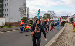 Rund 30 Gruppen und Wagen beim Festzug in Engelhelms