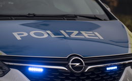 VW Passat kommt von Fahrbahn ab - Polizei ermittelt flüchtigen Fahrer (47)