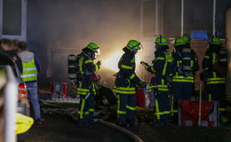 Brandeinsatz in Lagerhalle: Feuerwehr mit Großaufgebot vor Ort