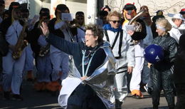 Karneval in Schweben: Kleiner Umzug, große Stimmung