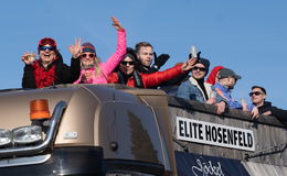 32 Motivwagen und Fußgruppen beim Rosenmontagszug in Hosenfeld