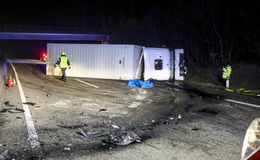 Schwerer Unfall auf der A 7: Sattelzug prallt gegen Betonleitwand