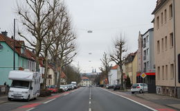 Kotzhässlich, aber funktional: Zur neuen Beleuchtung in der Frankfurter Straße