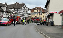 Feuerwehr löscht Wohnungsbrand in Schlitz