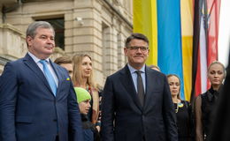 Ministerpräsident Rhein und Generalkonsul Kostiuk hissen ukrainische Flagge