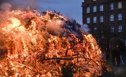 Hutzelfeuer sollen den Winter vertreiben - Bilderserie aus verschiedenen Dörfern