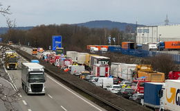 Karambolage auf der Autobahn A 7: Mehrere Personen verletzt