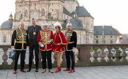 Traditioneller Narreneinzug im Bischofshaus: "Mach&apos;s mit Gott!"