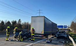 Zwei schwer verletzte Personen - Fahrer in Fahrzeug eingeklemmt