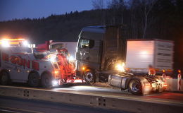 Unfall mit zwei Lastwagen auf der A 7: Betriebsstoffe ausgelaufen