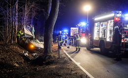 Dramatischer Unfall bei Nacht: VW kommt von Straße ab und prallt gegen Baum