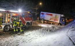 Schneeglatte Straße: Schneepflug und Lkw kollidieren - Mann schwer verletzt