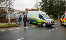 In der Frankfurter Straße: Fahrzeug und Fahrrad stoßen zusammen