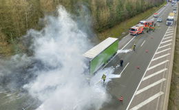 24 Tonnen Papier und einen Schutzengel an Bord: Lastwagen brennt auf der A 4