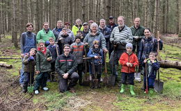 Mit viel Eifer bei der Sache: Freiwillige pflanzen den "Wald von morgen"