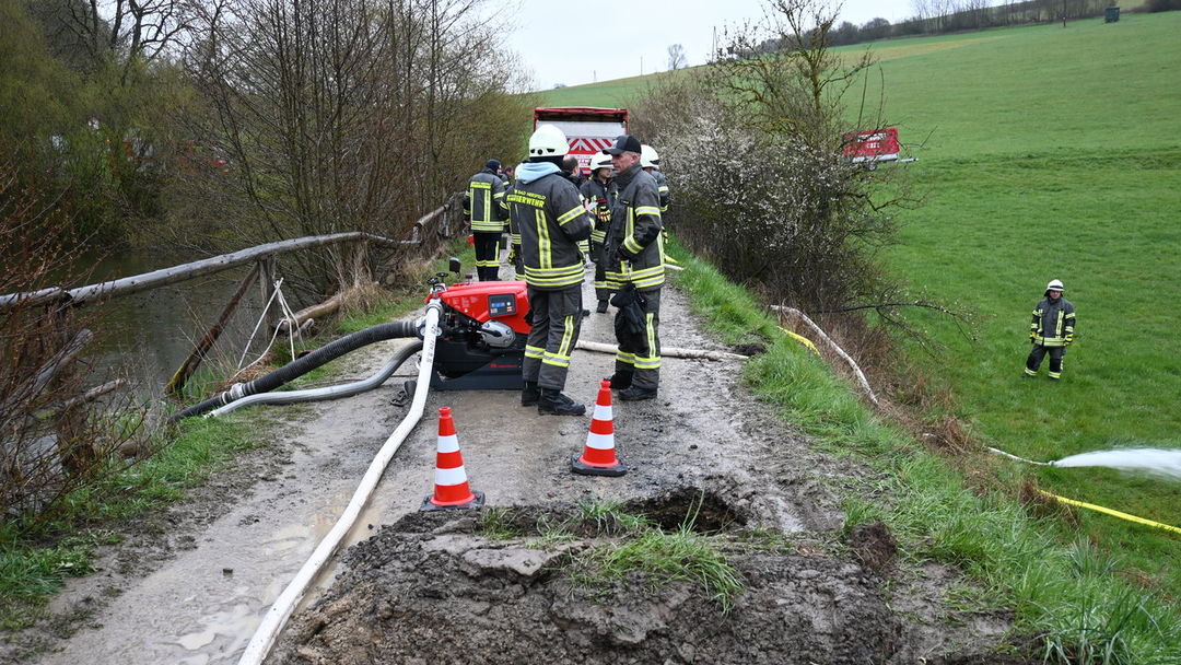 Feuerwehr muss übergelaufenen Teich abpumpen OsthessenNews
