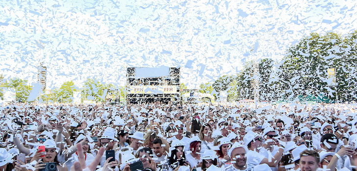 Konfettiregen bei der Just White-Party von Radio FFH beim Hessentag 2019 in Bad Hersfeld