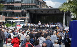 Tolles Wetter, beste Stimmung: Heeresmusikkorps Kassel auf dem Uniplatz