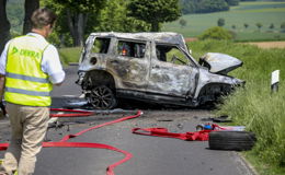 Tödlicher Unfall auf der Landstraße: Auto prallt gegen Baum - Fahrer (66) stirbt