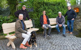 Natur- und Vogelschutzgruppe Schwarz stiftet zwei Bänke