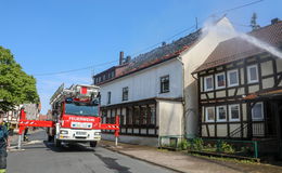 Dachstuhl eines ehemaligen Gasthofs brennt - Feuerwehr rettet acht Personen