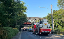 Polizeieinsatz an Brücke - Erhebliche Störungen im Bahnverkehr