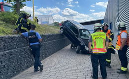 Großaufgebot an Rettungskräften vor Ort: Auto landet auf dem Kühlergrill