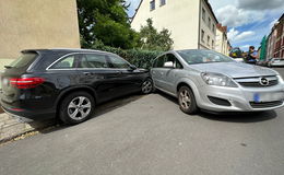 Unfall in der Josefstraße: Einparkmanöver löst Kettenreaktion mit fünf Autos aus