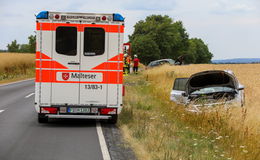 Zwei Fahrzeuge stoßen auf Landstraße zusammen