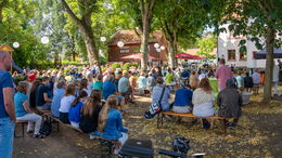 Unter dem Thema "Happy Hour": Biergartengottesdienst beim "Henning"